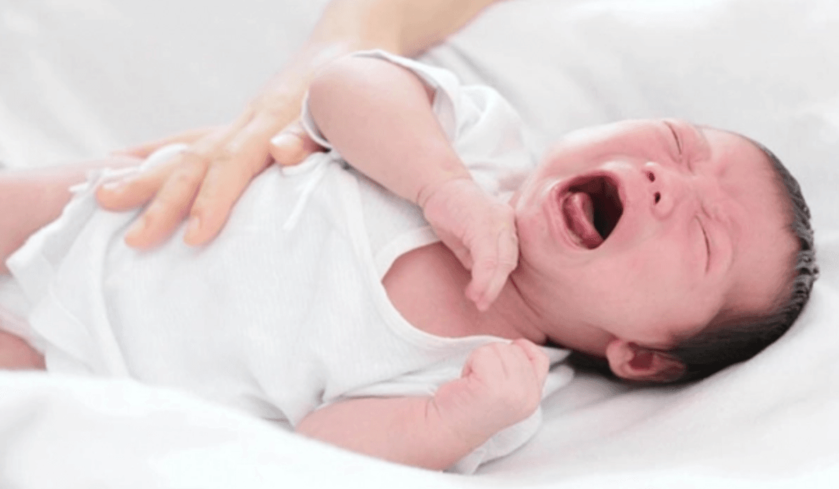 trẻ khóc dạ đề và dấu hiệu 5 bệnh nguy hiểm ở trẻ sơ sinh